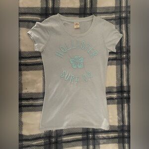 Hollister Women's Light Gray Tee with Blue Accents